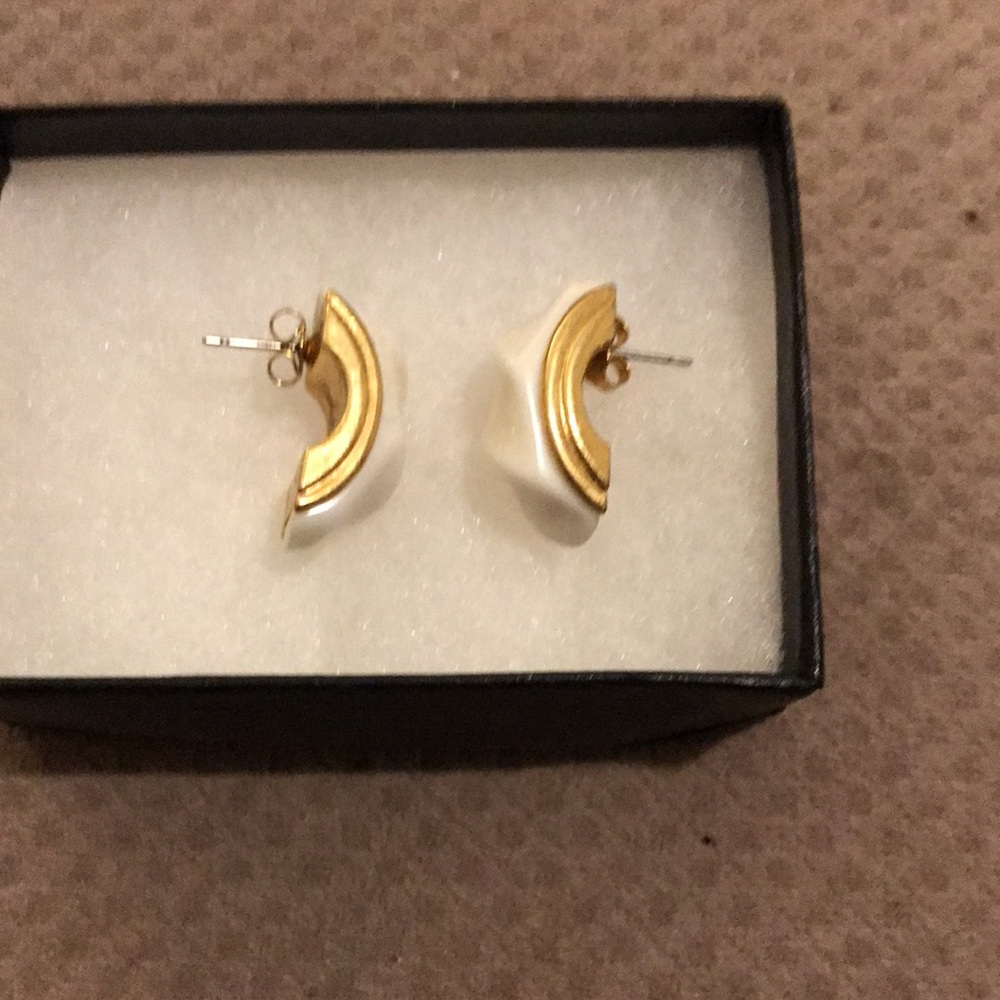 Vintage 1988 Avon Classic Twist White and Gold post earrings - Picture 2 of 3